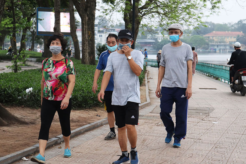 nguoi dan ha noi deo khau trang - Hà Nội bắt đầu ô nhiễm không khí trở lại, người dân phải làm ngay 5 điều này!